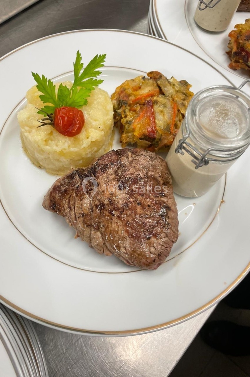 Location salle Cuers (Var) - L'atrium #29 Assiette composée d'un steak grillé, d'une purée garnie, d'un gratin de légumes et d'une sauce en pot individuel.