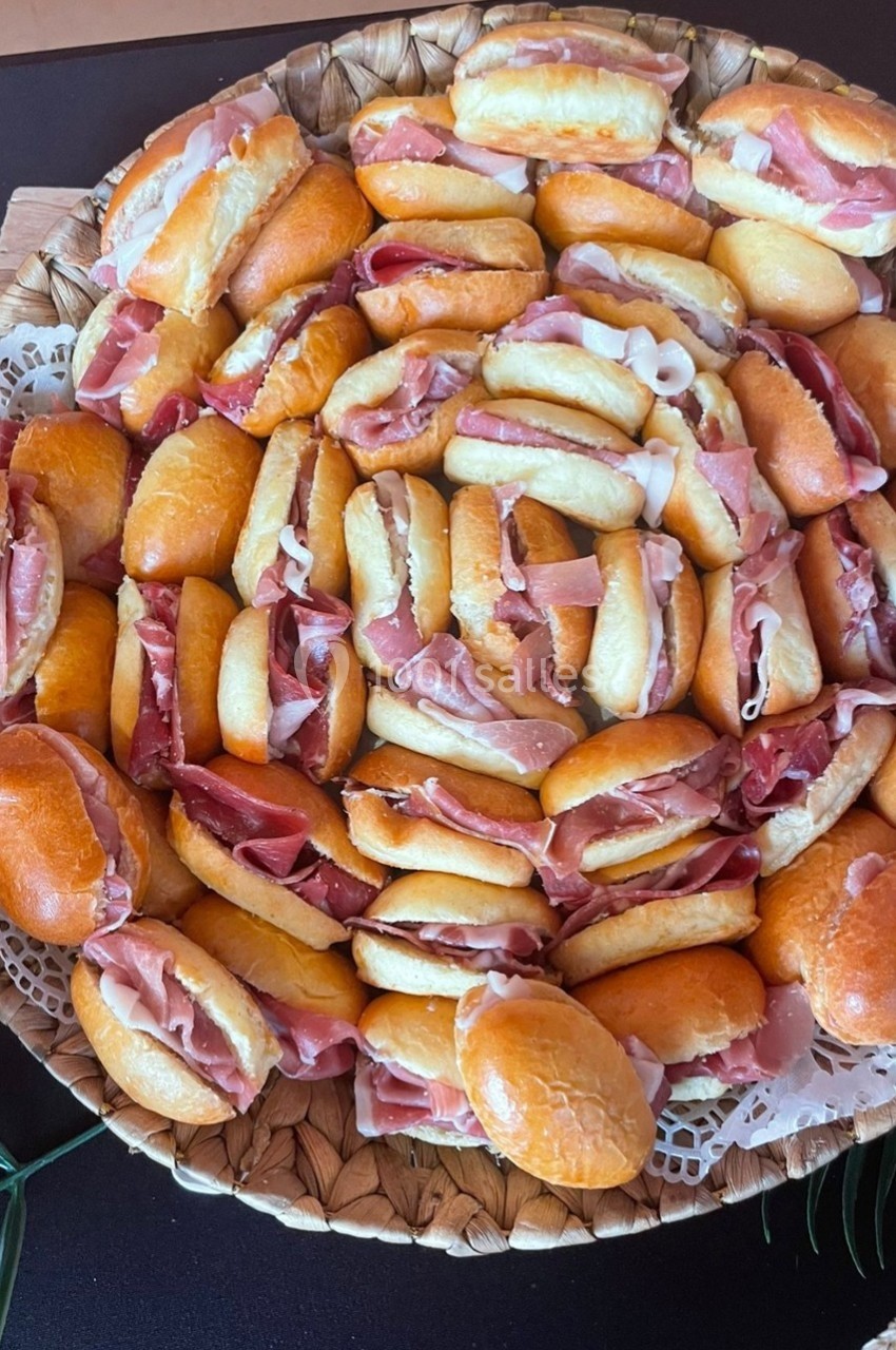 Location salle Cuers (Var) - L'atrium #22 Plateau de petits pains garnis de jambon disposés en cercle sur un support en osier.