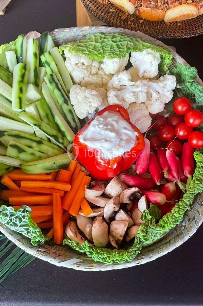 Location salle Cuers (Var) - L'atrium #24 Plateau de crudités variées avec carottes, concombres, tomates cerises, champignons, chou-fleur et sauce dans un poivron…