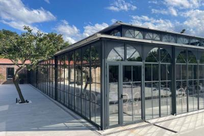 Hall spacieux avec sol en marbre, lustres élégants, miroirs dorés et sièges rembourrés dans un décor lumineux.