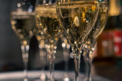 Un groupe de personnes souriantes posant ensemble dans un environnement intérieur.
