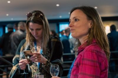 Un groupe de personnes souriantes posant ensemble dans un environnement intérieur.