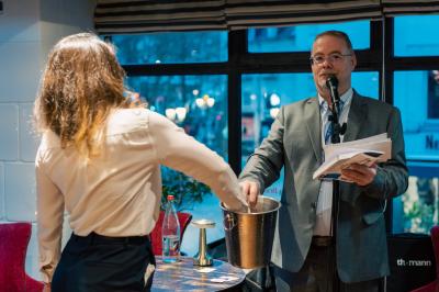 Un groupe de personnes souriantes posant ensemble dans un environnement intérieur.