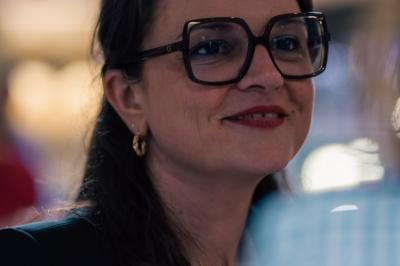 Un groupe de personnes souriantes posant ensemble dans un environnement intérieur.