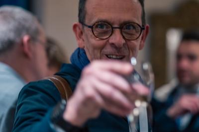 Un groupe de personnes souriantes posant ensemble dans un environnement intérieur.