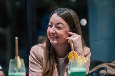 Un groupe de personnes souriantes posant ensemble dans un environnement intérieur.