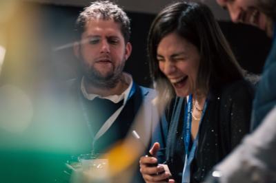 Un groupe de personnes souriantes posant ensemble dans un environnement intérieur.