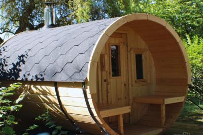 Salle de conférence avec rangées de chaises colorées, un pupitre à l'avant et des panneaux en bois en arrière-plan.