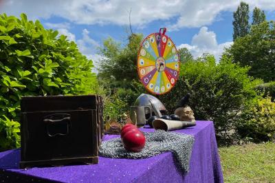 Salle de conférence avec rangées de chaises colorées, un pupitre à l'avant et des panneaux en bois en arrière-plan.