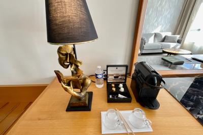 Salle de conférence avec rangées de chaises colorées, un pupitre à l'avant et des panneaux en bois en arrière-plan.