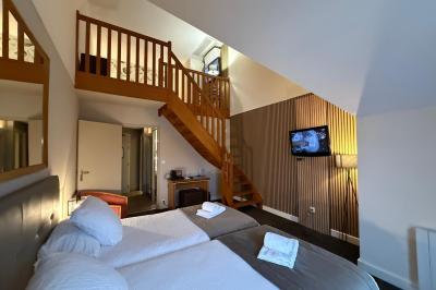 Salle de conférence avec rangées de chaises colorées, un pupitre à l'avant et des panneaux en bois en arrière-plan.