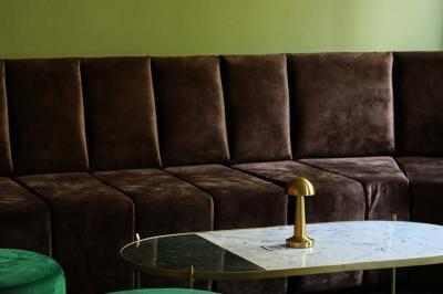 Table garnie de desserts variés, incluant une pièce montée, des verrines et des pâtisseries, dans un cadre tamisé.