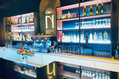 Table garnie de desserts variés, incluant une pièce montée, des verrines et des pâtisseries, dans un cadre tamisé.