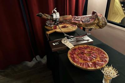 Table garnie de desserts variés, incluant une pièce montée, des verrines et des pâtisseries, dans un cadre tamisé.