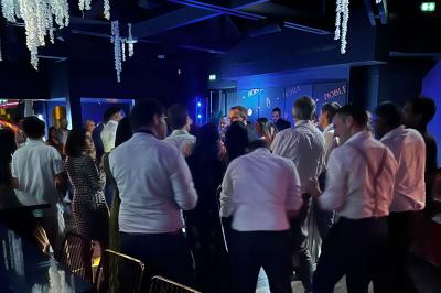 Table garnie de desserts variés, incluant une pièce montée, des verrines et des pâtisseries, dans un cadre tamisé.