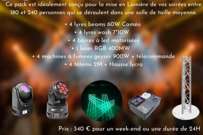 Façade d'un bâtiment en briques avec grandes fenêtres, porte ouverte et équipements audio installés à l'extérieur.