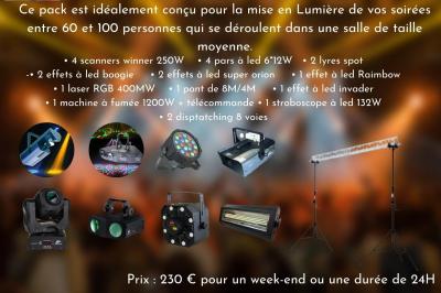 Façade d'un bâtiment en briques avec grandes fenêtres, porte ouverte et équipements audio installés à l'extérieur.