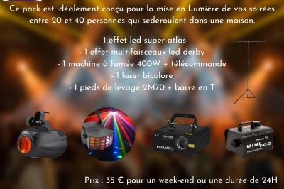 Façade d'un bâtiment en briques avec grandes fenêtres, porte ouverte et équipements audio installés à l'extérieur.