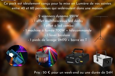 Façade d'un bâtiment en briques avec grandes fenêtres, porte ouverte et équipements audio installés à l'extérieur.