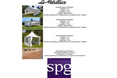 Façade d'un bâtiment en briques avec grandes fenêtres, porte ouverte et équipements audio installés à l'extérieur.