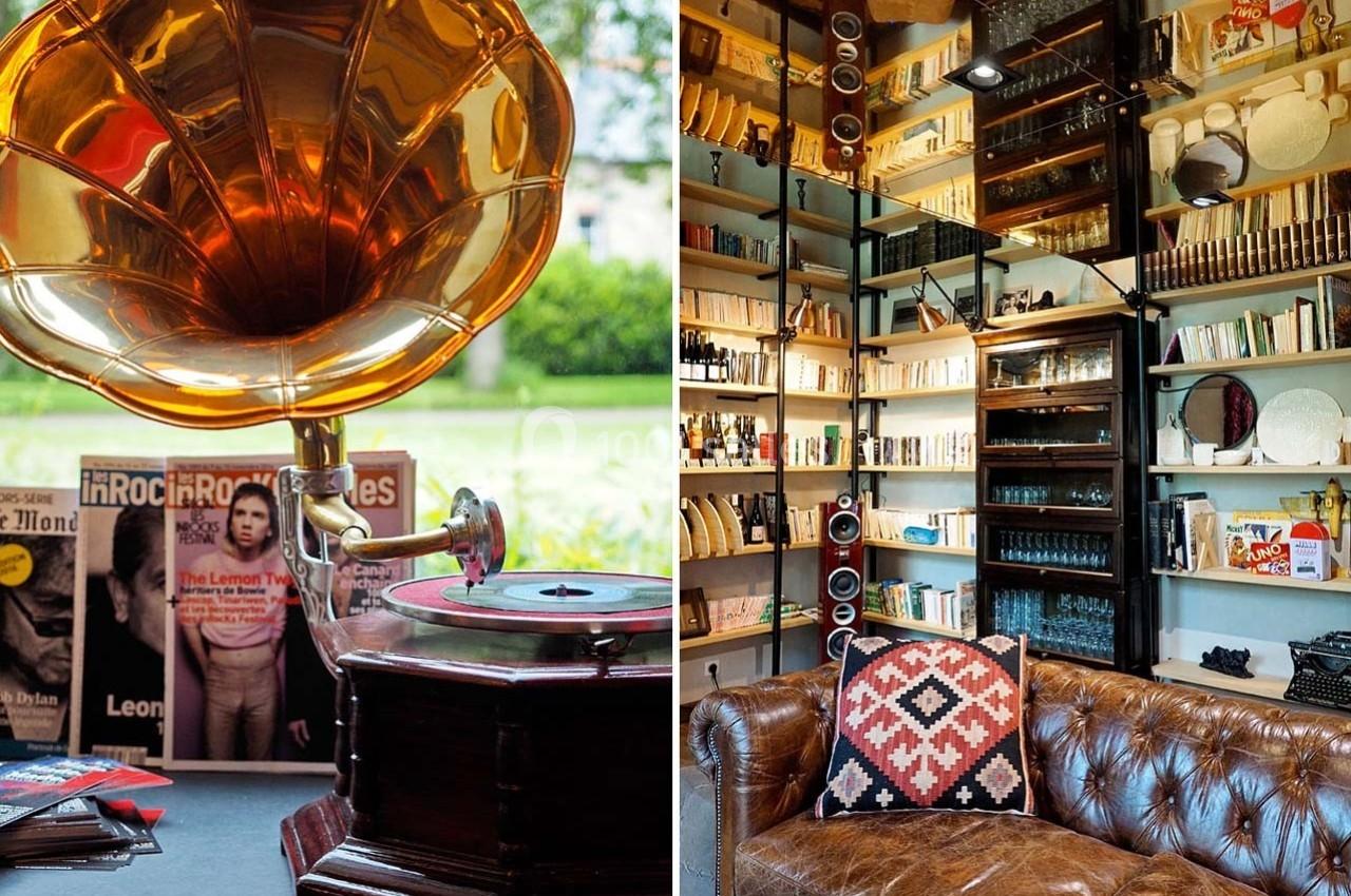 Photo d'un gramophone ancien avec des magazines en arrière-plan, et d'un salon cosy avec étagères remplies d'objets.