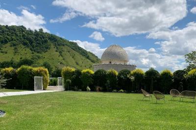 Table élégamment dressée avec vaisselle raffinée, centre de table floral et décoration lumineuse en arrière-plan.