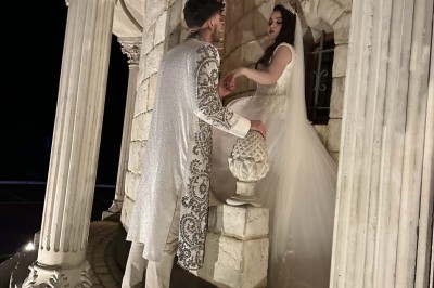 Table élégamment dressée avec vaisselle raffinée, centre de table floral et décoration lumineuse en arrière-plan.