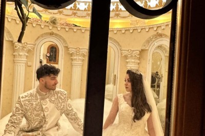 Table élégamment dressée avec vaisselle raffinée, centre de table floral et décoration lumineuse en arrière-plan.