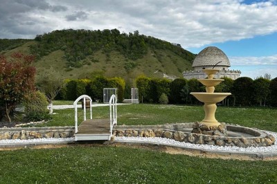 Table élégamment dressée avec vaisselle raffinée, centre de table floral et décoration lumineuse en arrière-plan.
