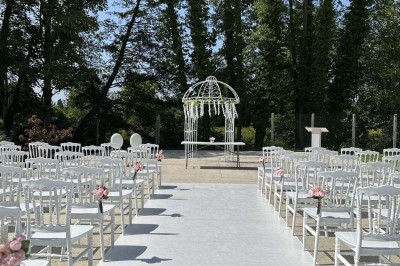 Table élégamment dressée avec vaisselle raffinée, centre de table floral et décoration lumineuse en arrière-plan.
