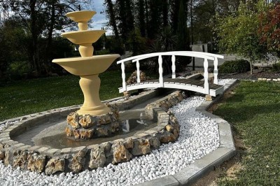 Table élégamment dressée avec vaisselle raffinée, centre de table floral et décoration lumineuse en arrière-plan.