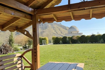 Table élégamment dressée avec vaisselle raffinée, centre de table floral et décoration lumineuse en arrière-plan.