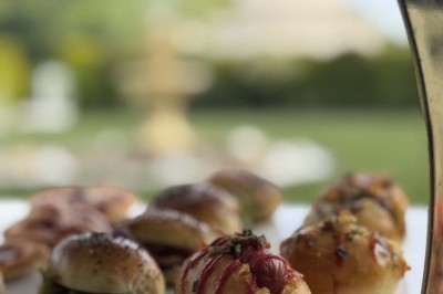 Table élégamment dressée avec vaisselle raffinée, centre de table floral et décoration lumineuse en arrière-plan.