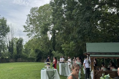 Table élégamment dressée avec vaisselle raffinée, centre de table floral et décoration lumineuse en arrière-plan.