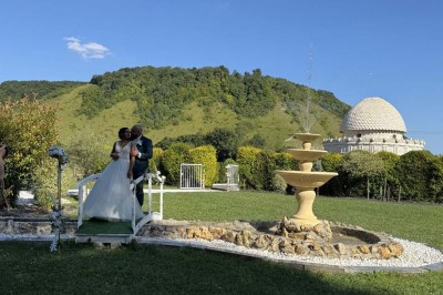 Table élégamment dressée avec vaisselle raffinée, centre de table floral et décoration lumineuse en arrière-plan.