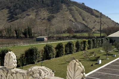 Table élégamment dressée avec vaisselle raffinée, centre de table floral et décoration lumineuse en arrière-plan.