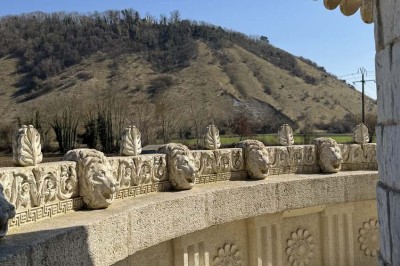 Table élégamment dressée avec vaisselle raffinée, centre de table floral et décoration lumineuse en arrière-plan.