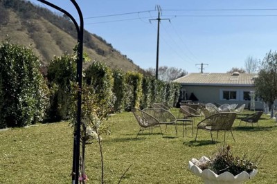 Table élégamment dressée avec vaisselle raffinée, centre de table floral et décoration lumineuse en arrière-plan.
