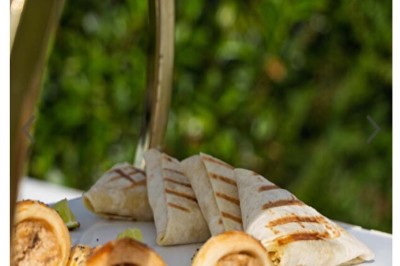 Table élégamment dressée avec vaisselle raffinée, centre de table floral et décoration lumineuse en arrière-plan.