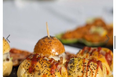 Table élégamment dressée avec vaisselle raffinée, centre de table floral et décoration lumineuse en arrière-plan.