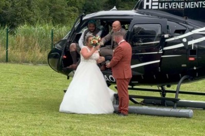 Table élégamment dressée avec vaisselle raffinée, centre de table floral et décoration lumineuse en arrière-plan.