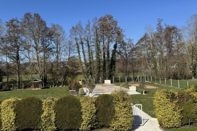 Table élégamment dressée avec vaisselle raffinée, centre de table floral et décoration lumineuse en arrière-plan.