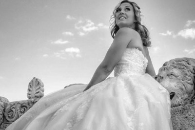 Table élégamment dressée avec vaisselle raffinée, centre de table floral et décoration lumineuse en arrière-plan.