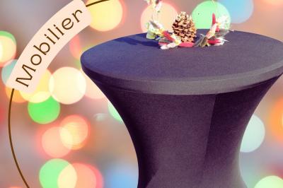 Deux femmes regardent un écran d'une borne photo rétro dans un espace décoré pour la Saint-Patrick.