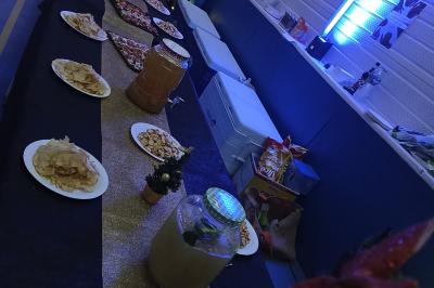 Deux femmes regardent un écran d'une borne photo rétro dans un espace décoré pour la Saint-Patrick.