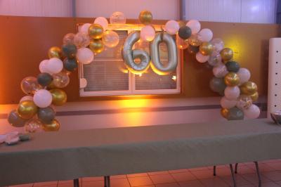 Deux femmes regardent un écran d'une borne photo rétro dans un espace décoré pour la Saint-Patrick.