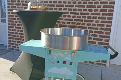Deux femmes regardent un écran d'une borne photo rétro dans un espace décoré pour la Saint-Patrick.