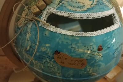 Deux femmes regardent un écran d'une borne photo rétro dans un espace décoré pour la Saint-Patrick.