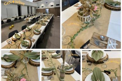 Deux femmes regardent un écran d'une borne photo rétro dans un espace décoré pour la Saint-Patrick.