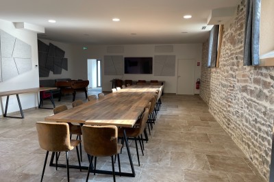 Miniature Location salle Émeringes (Rhône) - Le Cuvage By Raisin Rose #3 Salle de bain moderne avec douche vitrée, lavabo sur plan en bois, miroir rond et toilettes blanches.